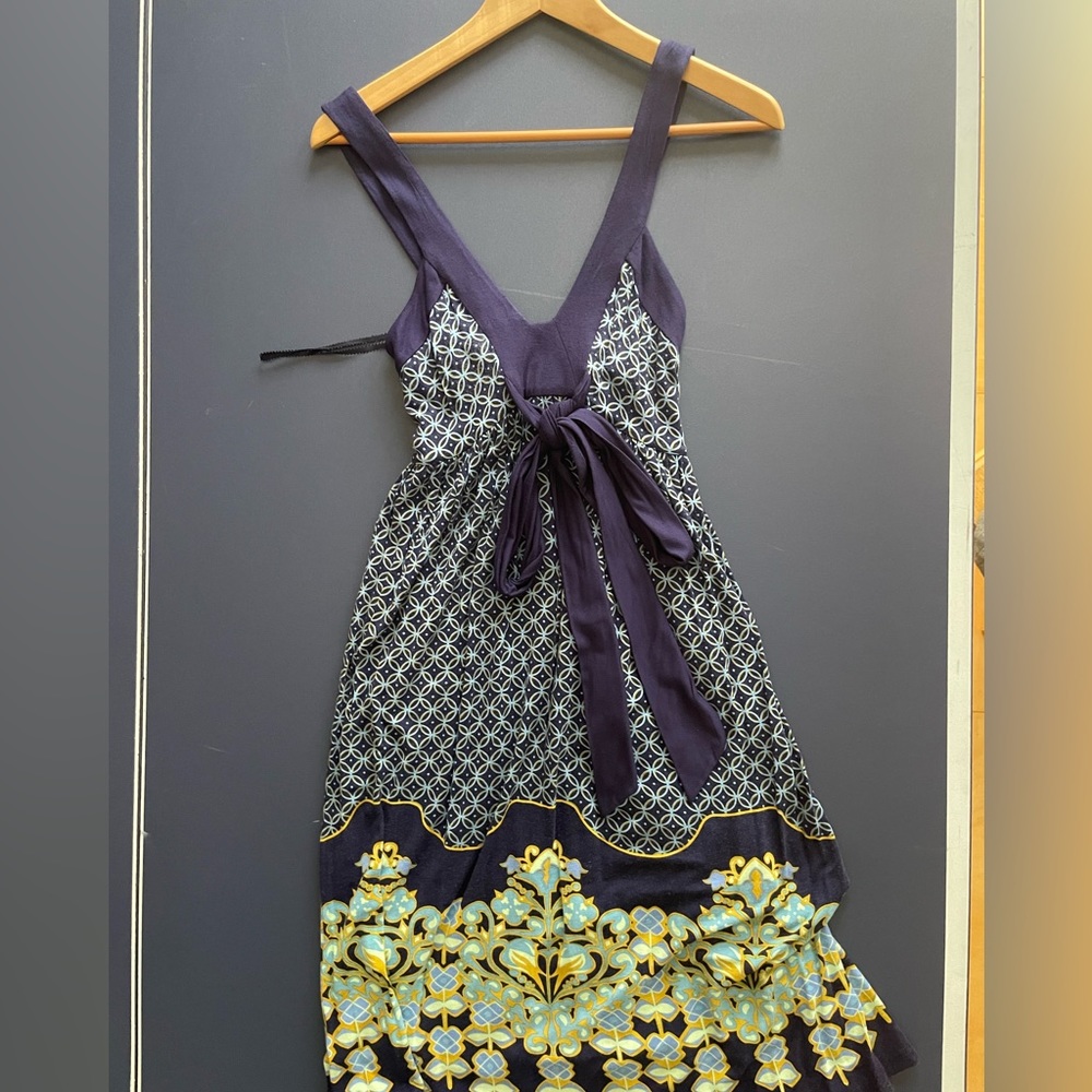 Like new, women’s dress. Cross back and with nice pattern